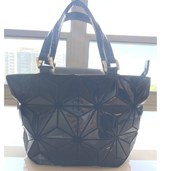 Medium Size Geometric Design Black - Picture 4 of 16